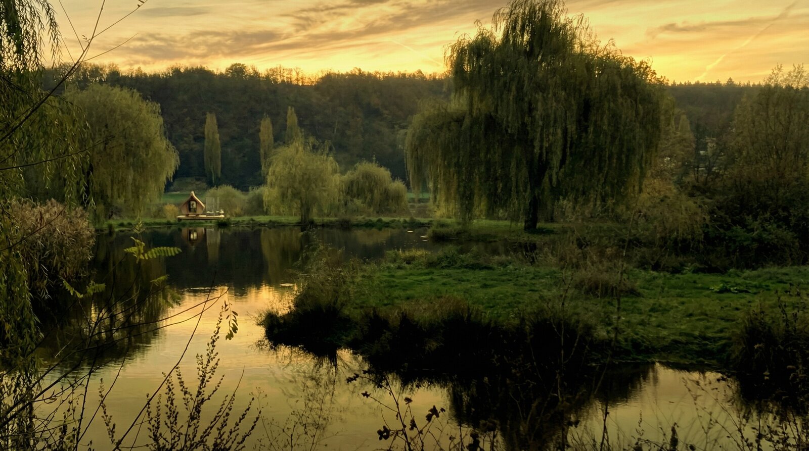 Cabin am Teich in der Abenddämmerung, Retreat-Location in der Natur